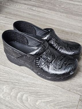 B8 Dansko Prof Black Floral Embossed Leather Comfort Clogs Women's EU 40